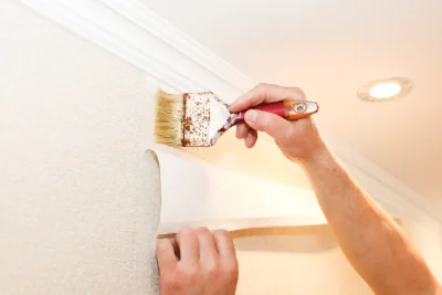 Pose de papier peint à Sermano — revêtements muraux et toiles de verre